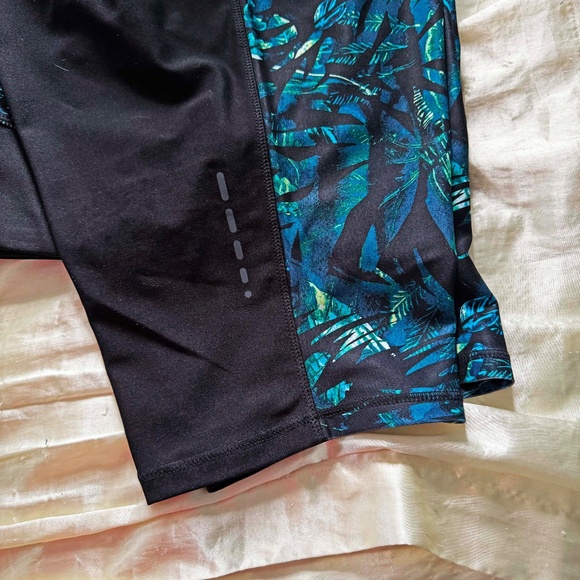 NEW PHOTOS! CAPRI LEGGINGS, BLUES/WHITE/BLACK, SIZE 5X, MOISTURE WICKING, PULL - Picture 6 of 16